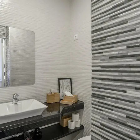 Charming Apartment- Authentic Experience In Graca * Лісабон